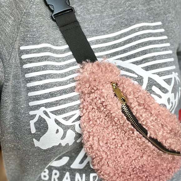 Ardene dusty rose sherpa bouclè crossbody bag ( hipbag) - Picture 4 of 4